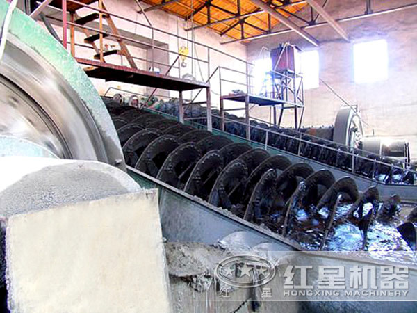 銀礦螺旋分級機(jī)作業(yè)現(xiàn)場 銀礦螺旋分級機(jī)作業(yè)現(xiàn)場