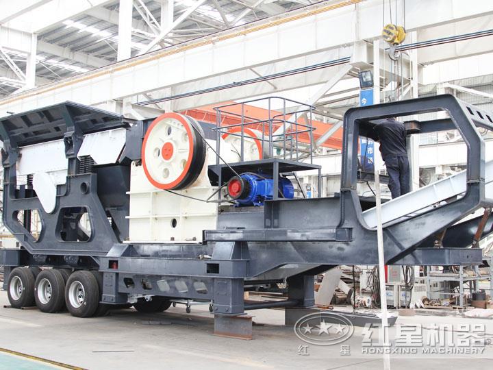 小型移動顎式破碎車集給料、破碎、傳輸為一體